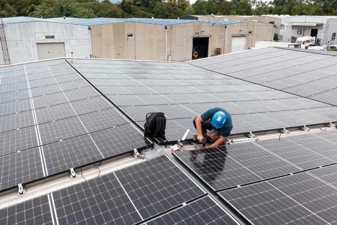 Solarna elektrana postavljena na krov kuće, pogled s drona
